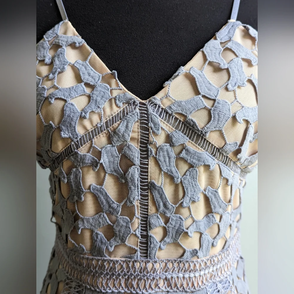 EUC......Elliatt Lace Crochet Dress Size M - Picture 4 of 9